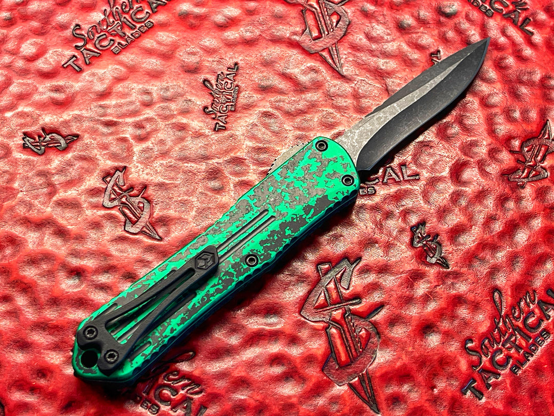 Heretic Knives USN 2022 Show Special Manticore E, Recurve Battleworn Black, Breakthrough Green, double action OTF knife