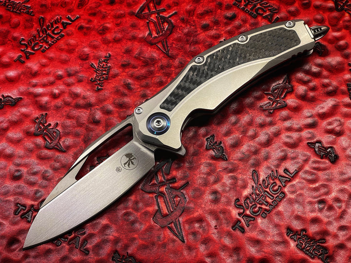 Microtech Matrix Manual Folding Knife Carbon Fiber/Satin - Show side