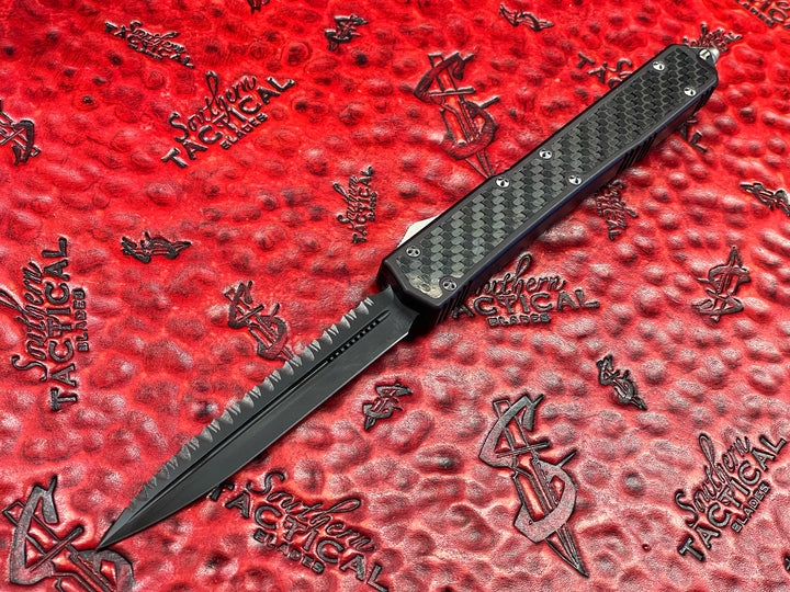 Microtech Knives Makora II, Double Edge Full Serrated DLC, Carbon Fiber In-Lay, Standard Hardware