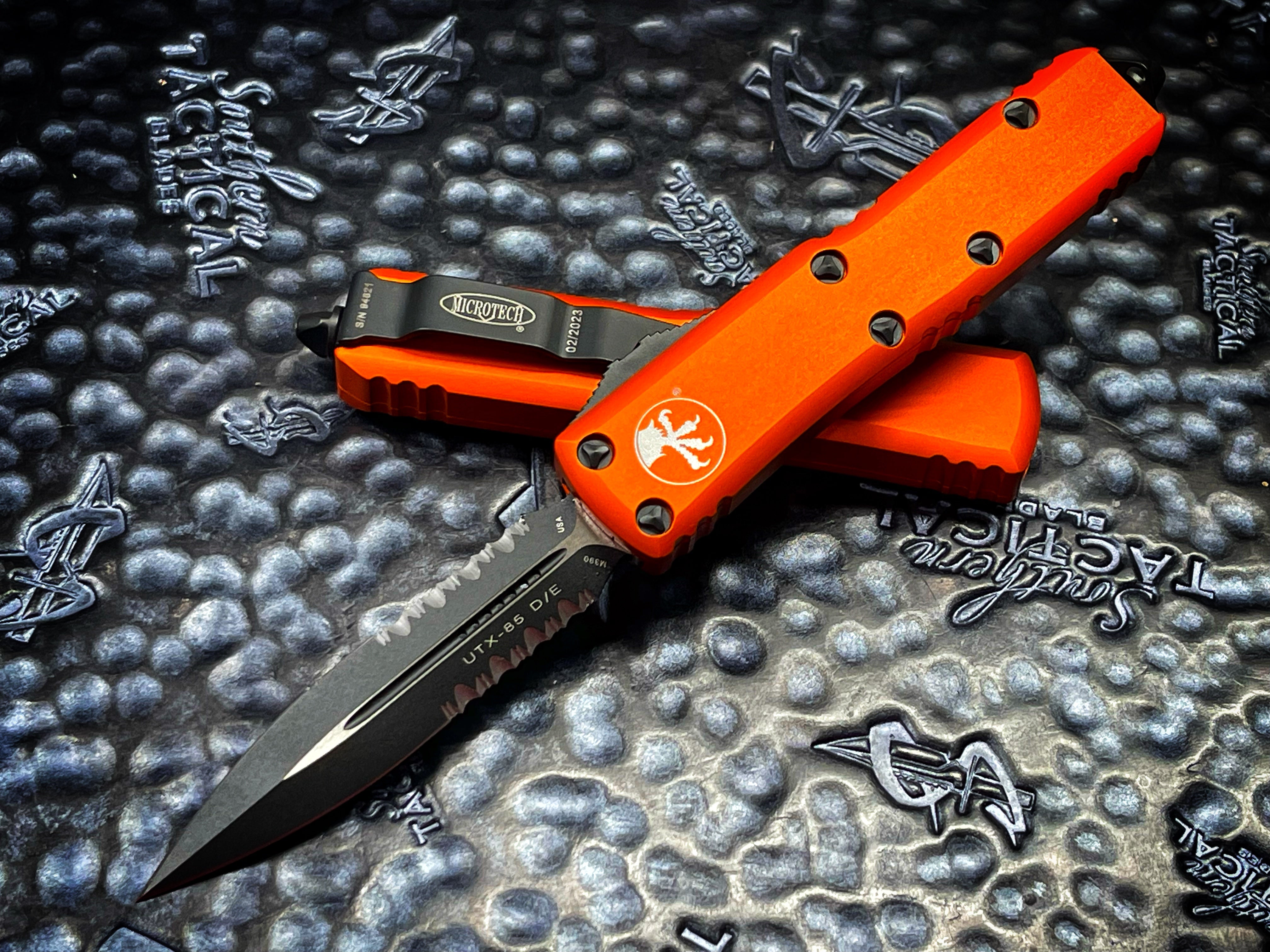 Microtech UTX85 Double Edge Part Serrated Orange
